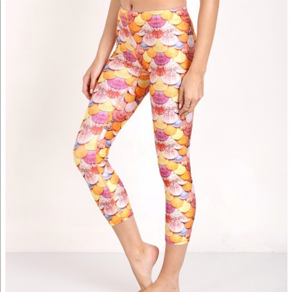 Zara Terez Seashell Capri Leggings Size XS NWT